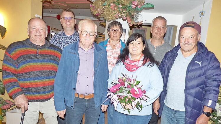 Im SPD-Ortsverein ist der Vorstand gewählt worden (v. l.): Kassier Bernhard Vogel, SPD-Kreisvorsitzender Laurenz Kuhmann, Zweiter Vorsitzender Georg Bauernschmidt, Beisitzerin Ulrike Fischer-Ludwig, Vorsitzende Kerstin Hölzel, Beisitzer Alexander ...