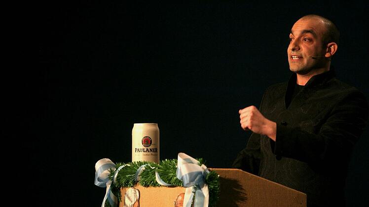 Der aus Deggendorf stammende Satiriker Django Asül hielt die erste Rede im Hofbräuhaus schon im Jahr 2008. Unterbrochen wurde die Reihe nur während der Covid-Pandemie.