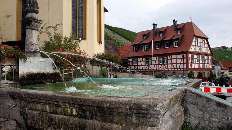 Im Zuge der Neugestaltung des Escherndorfer Dorfplatzes soll der Brunnen in der Ortsmitte versetzt werden.