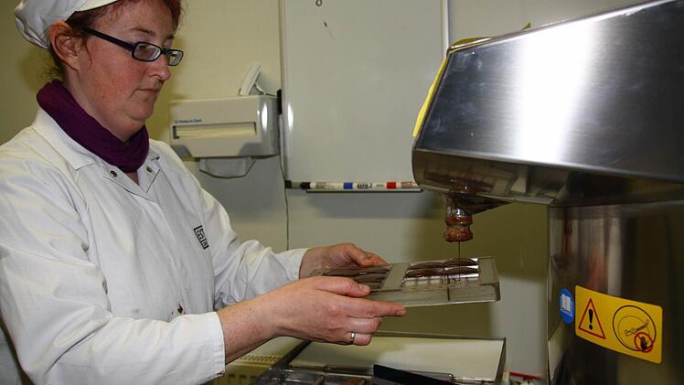 Birgit Herr bei der Herstellung von Schokoladentafeln.