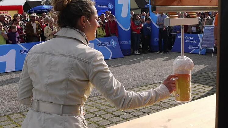 Bierkönigin Tatjana bei ihrer Spezialdisziplin