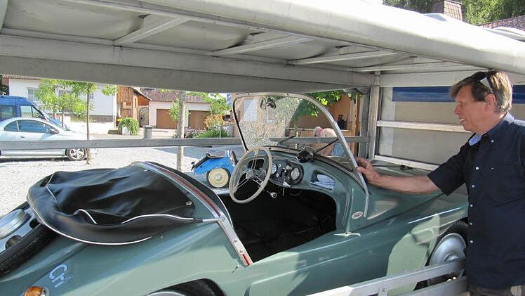 Verladen eines Kleinschnittgers auf den Anhänger