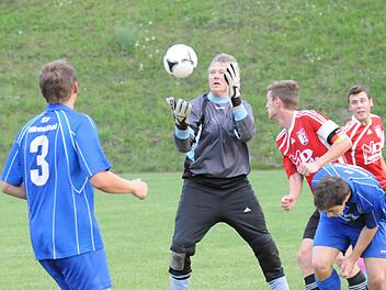 Auf ihn war wieder Verlass: Ramsthals Keeper Armin Wallasch, der hier vor dem Diebacher Kapitän Patrick Schmähling ans Leder kommt. Bei der 1:2-Niederlage seiner Elf gehörte der Routinier zu den besten Spielern seines Teams. Foto: ssp