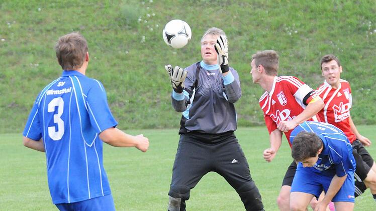 Auf ihn war wieder Verlass: Ramsthals Keeper Armin Wallasch, der hier vor dem Diebacher Kapitän Patrick Schmähling ans Leder kommt. Bei der 1:2-Niederlage seiner Elf gehörte der Routinier zu den besten Spielern seines Teams. Foto: ssp