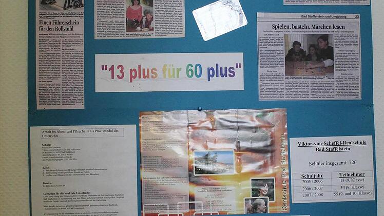 m BRK-Wohn- und Pflegeheim "Am Staffelberg" hängen Plakate von den vergangenen Aktionen des Projektes "13plus für 60plus".