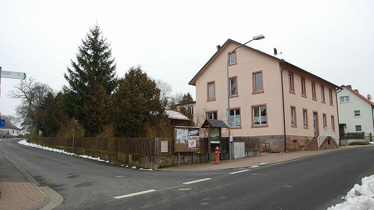 Das alte prägende Schulhaus in Schlimpfhof soll saniert werden. Die Ortsbevölkerung ist aufgerufen sich Gedanken zu machen