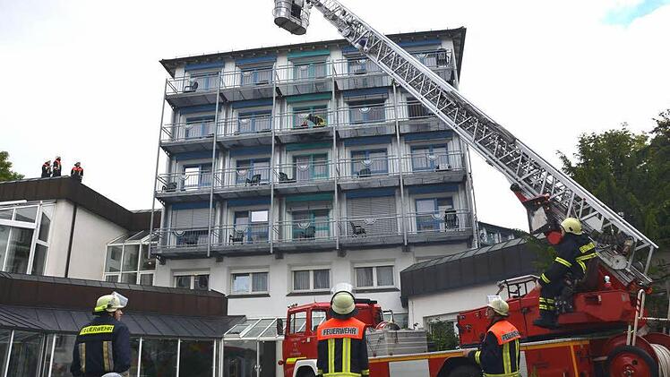 Dramatische Szenen bei der Großübung am Samstag im Haus Kreuzberg der Kurklinik "Am Kurpark" in Bad Kissingen.  Foto: Rauch