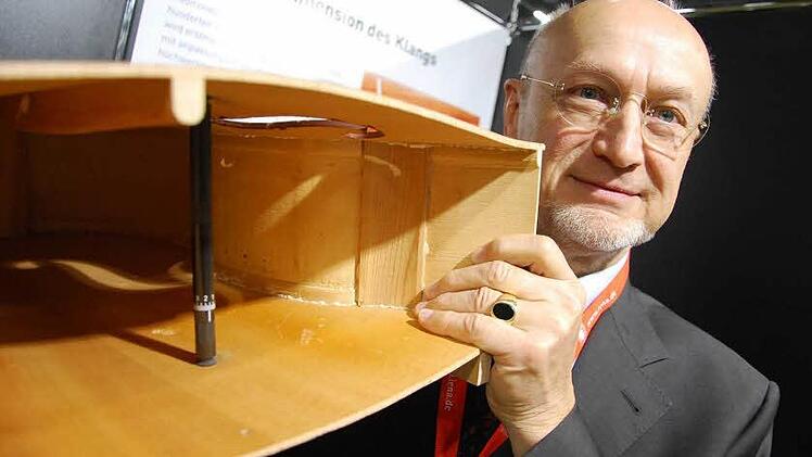 Pal Molnar hat mit seiner Erfindung vor, den Stimmstock zu revolutionieren. Mit seinem "anima nova" will er das Maximum aus Streichinstrumenten herausholen. Der Stimmstock aus Carbon wird im Instrument um Hundertstelmillimeter höhenverstellt. Dadurch will der Stadtmusikdirektor, Pianist und Erfinder die Schwingungen des Instruments synchronisieren und mehr Klangfülle erzeugen. Foto: Carmen Schmitt