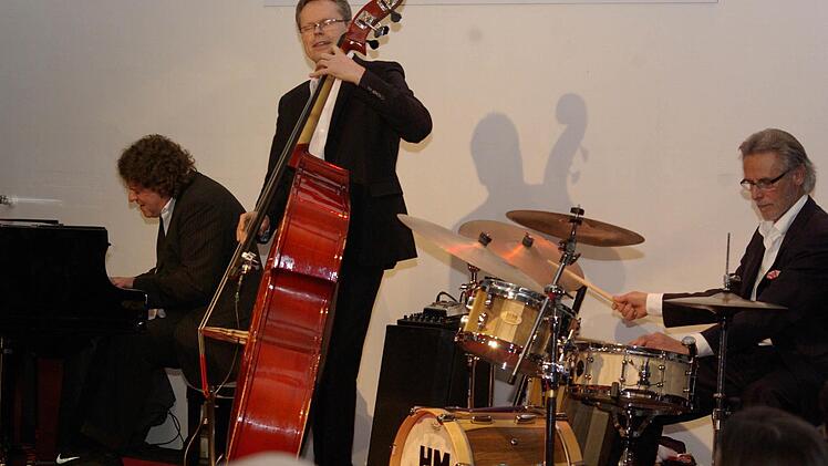 Ein Trio mit Pep und fantasievollen Variationen (von links): Pianist Martin Sasse, Bassist Jens Foltinovic und Bandleader und Schlagzeuger Willy Ketzer. Foto: Winfried Ehling