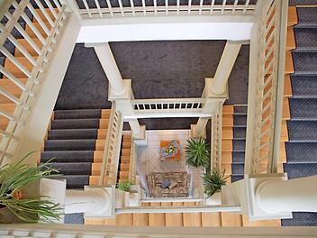 Blick ins Treppenhaus: Das Badhotel nach der Sanierung; Foto: Ulrike Müller