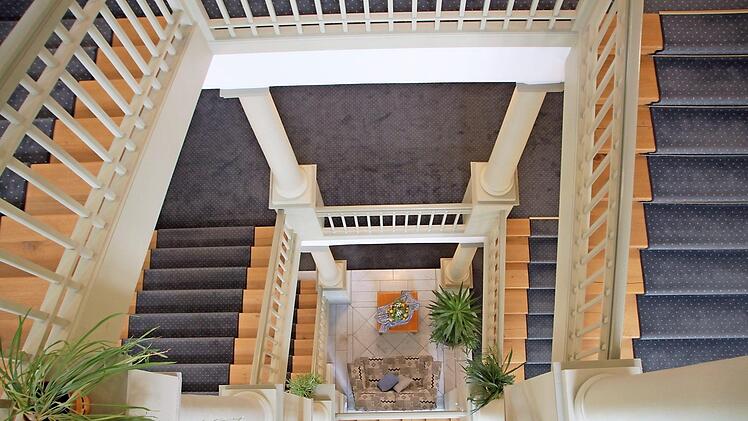 Blick ins Treppenhaus: Das Badhotel nach der Sanierung; Foto: Ulrike Müller