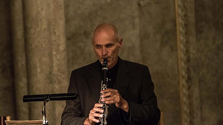 Begeisterten Beifall erhielten das Bamberger Streichquartett und der Klarinetist Günther Forstmaier (Foto) beim Auftritt im Marmorsaal von Schloss Rosenau.Foto: Jochen Berger