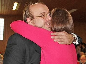 Nach seiner deutlichen Wahl zum Kandidaten f&uuml;r die kommende Landtagswahl durfte sich Ralf Pohl die Gl&uuml;ckw&uuml;nsche seiner Parteikollegen abholen.  Foto: Veronika Schadeck