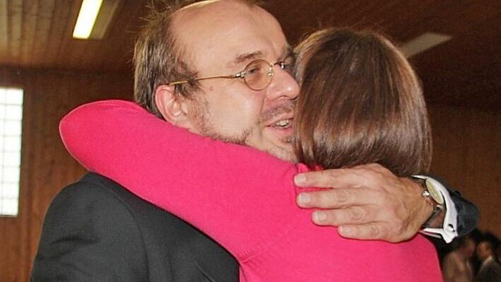 Nach seiner deutlichen Wahl zum Kandidaten f&uuml;r die kommende Landtagswahl durfte sich Ralf Pohl die Gl&uuml;ckw&uuml;nsche seiner Parteikollegen abholen.  Foto: Veronika Schadeck