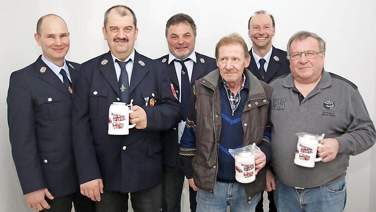 Ehrungen bei der Freiwilligen Feuerwehr Gossenberg. Von links: Kommandant Markus Taschek, Werner Schulz, Wolfgang Schulthei&szlig;, Jochen Diem, Vorsitzender Frank Degner und Reinhard Schulz.  Foto: Michael Stelzner