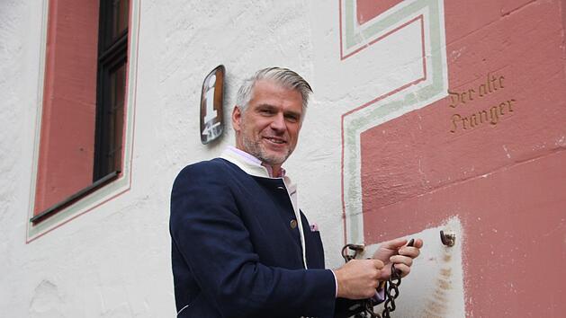 Steffen Vogel kennt es: Wer in Regierungsverantwortung ist, steht &ouml;fter am Pranger - hier am Zeiler Rathaus in Bildsprache &uuml;bersetzt. Foto: A. L&ouml;sch