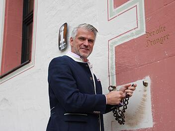 Steffen Vogel kennt es: Wer in Regierungsverantwortung ist, steht öfter am Pranger - hier am Zeiler Rathaus in Bildsprache übersetzt. Foto: A. Lösch