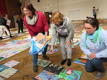 Die Jurymitglieder (von links) Rosi Jörig, Sylvia Doná und Ulrike Schnapp beim Auswerten der für den Jugendwettbewerb eingereichten Bilder Foto: Monika Schütz