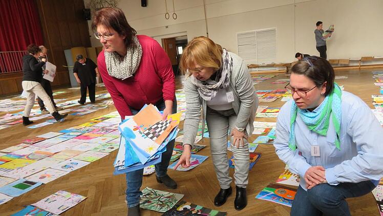 Die Jurymitglieder (von links) Rosi Jörig, Sylvia Doná und Ulrike Schnapp beim Auswerten der für den Jugendwettbewerb eingereichten Bilder Foto: Monika Schütz