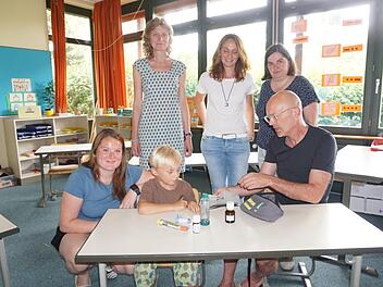 Simon Kirchner und sein Klassenlehrer Georg Schäfer kontrollieren, ob der Inhalt seiner Notfall-Allergie-Tasche auch vollständig ist. Mit im Bild von links: Maria Seiler (Mittagsbetreuung), Rektorin Jutta Spee, Melanie Kirchner und Bürgermeisterin Sonja Reubelt.  Fotos: Marion Eckert