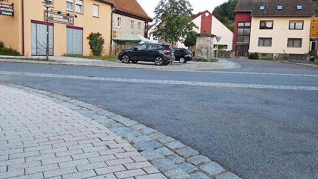 Mit glattem Betonsteinpflaster wie hier auf dem gegen&uuml;berliegenden Gehsteig wird im M&auml;rz auch der Platz vor der Metzgerei Hornung in Unterschleichach gepflastert. Der Verein f&uuml;r Heimatpflege und Dorfentwicklung, der die Arbeiten ausf&uuml;hrt, sucht daf&uuml;r freiwillige Helfer.  Foto: Christian Licha