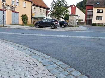 Mit glattem Betonsteinpflaster wie hier auf dem gegenüberliegenden Gehsteig wird im März auch der Platz vor der Metzgerei Hornung in Unterschleichach gepflastert. Der Verein für Heimatpflege und Dorfentwicklung, der die Arbeiten ausführt, sucht dafür freiwillige Helfer.  Foto: Christian Licha