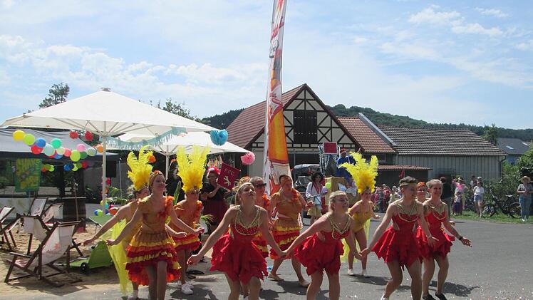 Die ganze Welt ist Samba. Die Tänzerinnen waren ein echter Hingucker im sommerlichen Faschingszug. Foto: Winfried Ehling