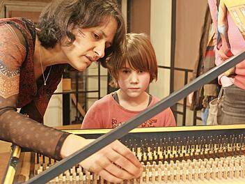 Nach dem Konzert nahm sich Cellistin Sabina Chukurova Zeit, auch die Mechanik eines Cembalos zu erkl&auml;ren. Die kleine Sina (6) hat's gefreut.