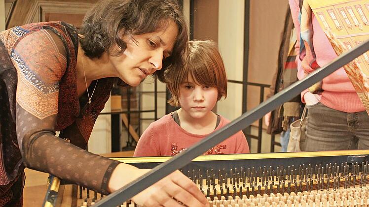 Nach dem Konzert nahm sich Cellistin Sabina Chukurova Zeit, auch die Mechanik eines Cembalos zu erkl&auml;ren. Die kleine Sina (6) hat's gefreut.