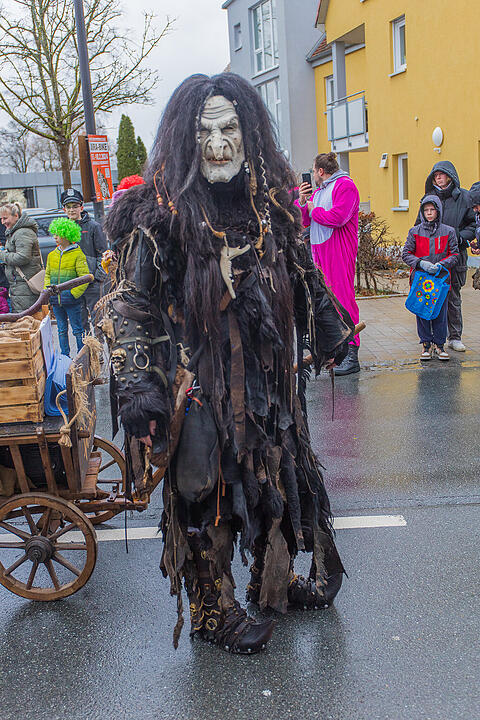 Buntes Faschingstreiben begeistert groß und klein.