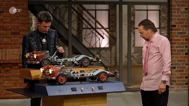 Zwei Fahrschul-Modellautos ihres verstorbenen Mannes wollte Petra f&uuml;r 1.000 Euro ver&auml;u&szlig;ern. Den Wunschpreis hielt Annika Ra&szlig;bach f&uuml;r "absolut realistisch". H&auml;ndlerin Sarah Schreiber bezahlte allerdings nur die H&auml;lfte.