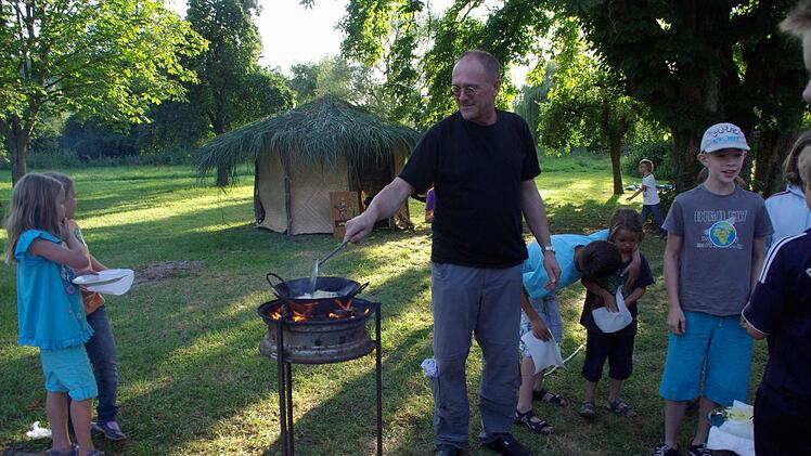 Tom Stöth frittiert "Chipsies" mit den Kindern.