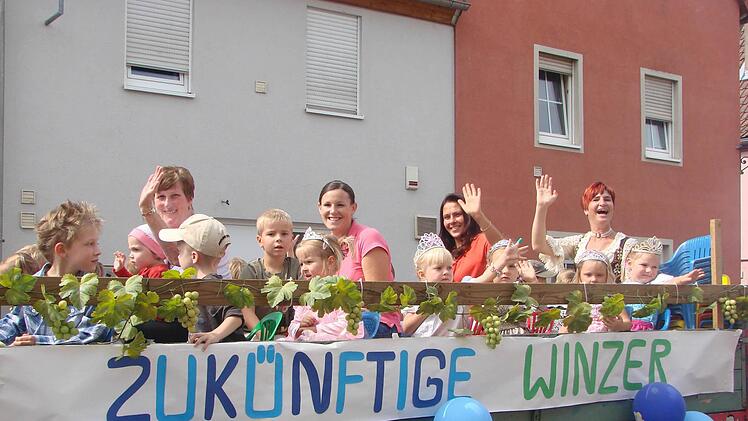 Die zukünftigen Weinprinzessinen und Winzer des Kindergartens Mainstockheim