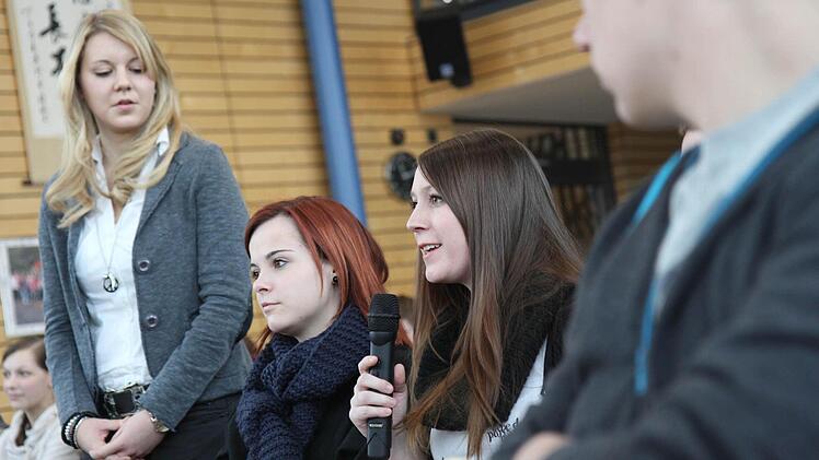 Hannah Lang bei ihren Fragen.