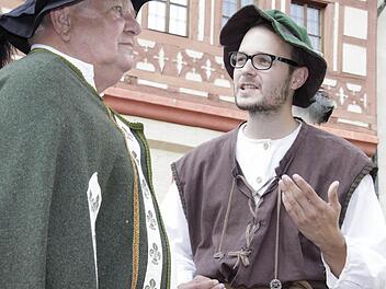 Patrick Schroll (rechts) gibt gerne den Rebellen - hier mit Fred Nagengast als Schultheiß bei einer szenischen Stadtführung vor der Kaiserpfalz Forchheim.  Foto: Oswald