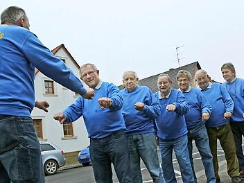 Peter Melcher (66), Hermann Jilke (76), Alfred Ackermann (78), Franz Kreckel (78), Franz Siebeneicher (77), Theo Stretz (79), Reinhold Beckert (73) und Ottmar Persch (77) sind die Roller-Oldies. Foto: Barbara Herbst