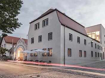Über 20 Jahre lang war das Gebäudeensemble der ehemaligen Lechner Bräu dem Verfall preisgegeben. Heute ist das daraus entstandene Baunacher Bürgerhaus ein Blickfang. Foto: foto[mju]itektur