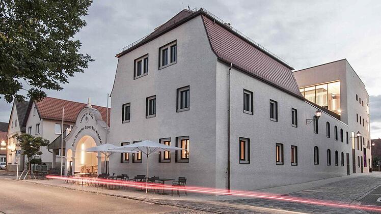 Über 20 Jahre lang war das Gebäudeensemble der ehemaligen Lechner Bräu dem Verfall preisgegeben. Heute ist das daraus entstandene Baunacher Bürgerhaus ein Blickfang. Foto: foto[mju]itektur