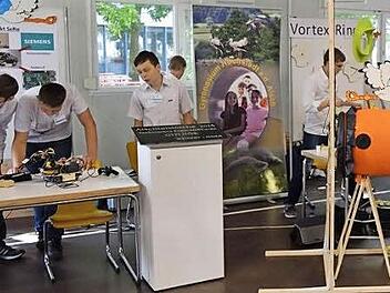 Die Höchstadter präsentierten ihre Projekte an Messeständen. Foto: Klaus Strienz