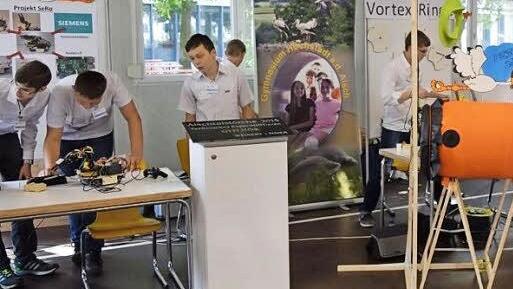 Die Höchstadter präsentierten ihre Projekte an Messeständen. Foto: Klaus Strienz