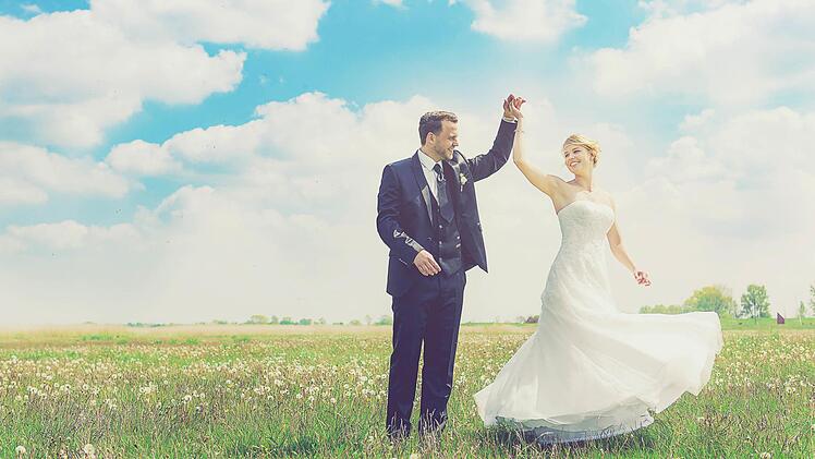 Selbst wer sich kirchlich trauen lässt, weiß oft nur wenig oder gar nichts von der Unauflöslichkeit der Ehe. Foto: Archiv