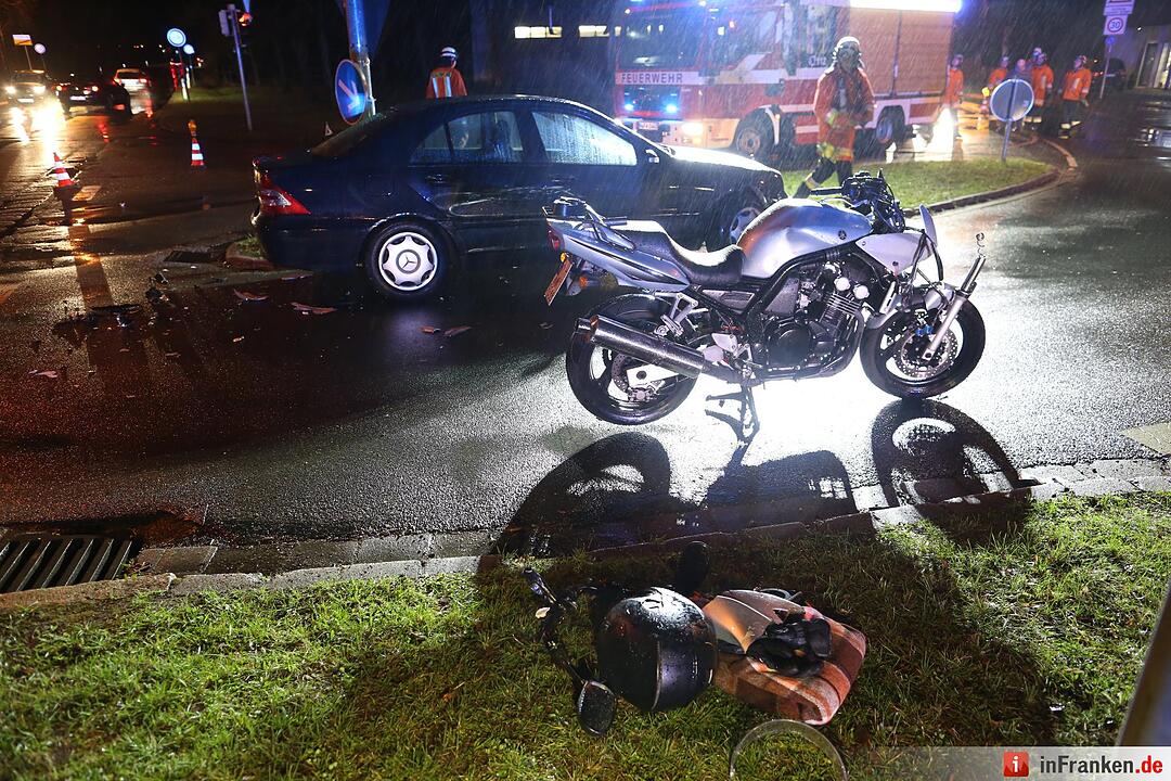Mercedes erfasst Motorradfahrerin und verletzt sie schwer