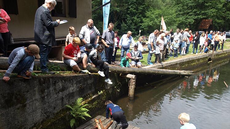 Ganz genau notiert sich Vorsitzender Michael Kestel (oben li) die Reihenfolge der mit Zahlen gekennzeichneten Blöcher, die seine beiden Helfer aus dem Wasser fischen.  Foto: Susanne Deuerling