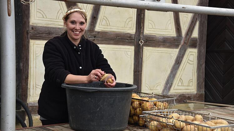 Nancy Wolf bereitete Pellkartoffeln für die Dämpfkolonne vor, die dann mit Heringen oder Quark serviert wurden. Foto: Gabi Arnold