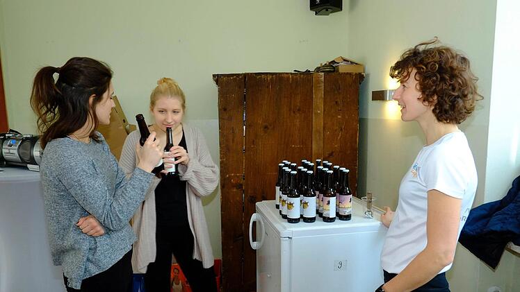 Entspannung beim Bier-Yoga in Nürnberg. Foto: Nikolas Pelke