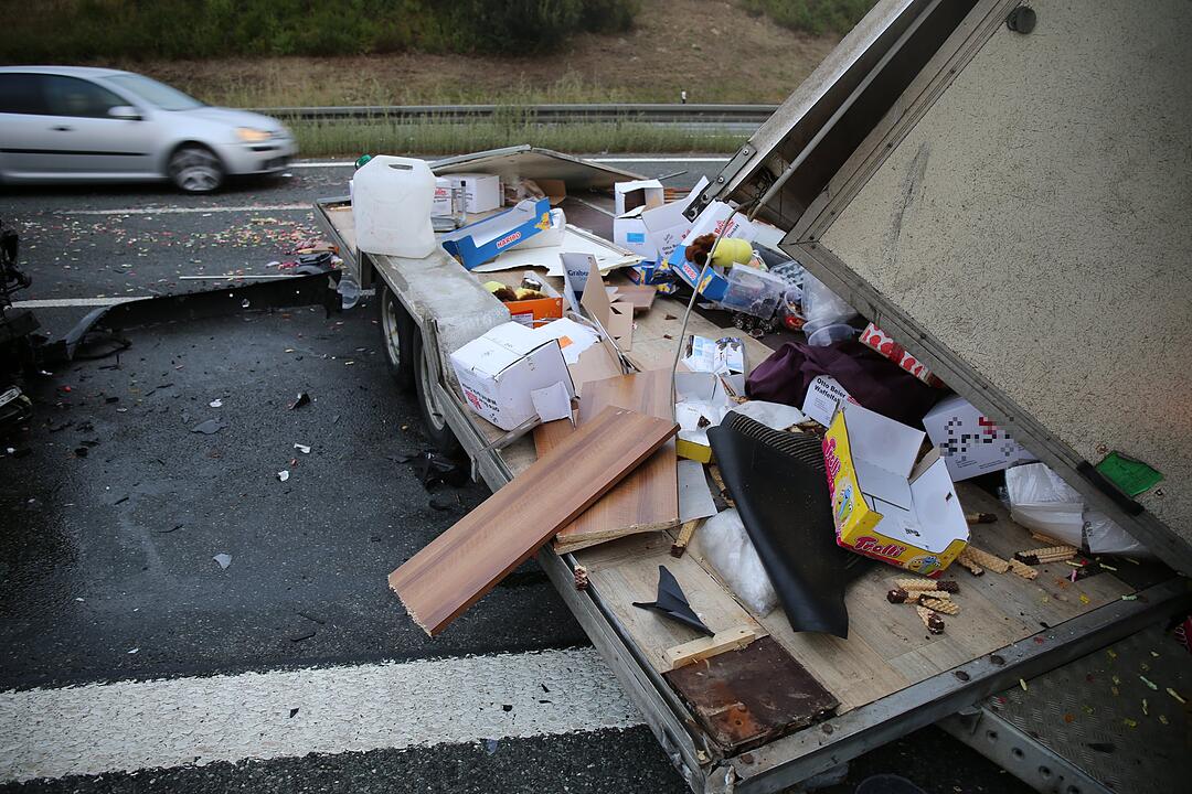 Anhänger umgekippt - Gummibärchen auf der A9 verteilt