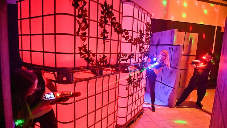 Das Team vom Blog "Frankenfeeling" hat die Lasertag-Arena in Bamberg bei einem Spiel getestet und für absolut Barney-Stinson-tauglich befunden. Foto: Ronald Rinklef