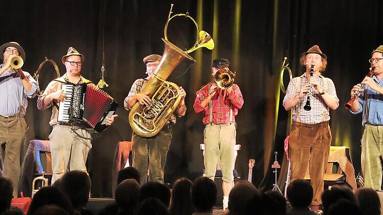 "Eigentlich ghört draufghaut", so denken "Häisd 'n' däisd vomm mee" zum Ellertal-Finale und begeben sich auf eine musikalische Reise, um dies zu ergründen.  Foto: Bertram Wagner