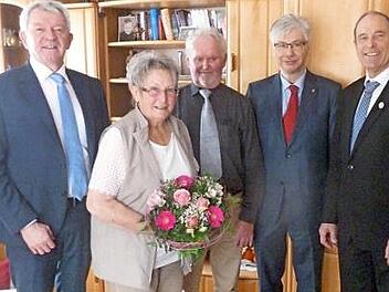 Von links: Landrat Johann Kalb, Elfriede und Josef St&ouml;cklein, B&uuml;rgermeister R&uuml;diger Gerst und sein Stellvertreter Hans-Dieter Ru&szlig; Foto: p