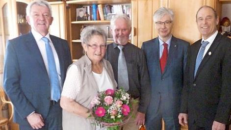 Von links: Landrat Johann Kalb, Elfriede und Josef St&ouml;cklein, B&uuml;rgermeister R&uuml;diger Gerst und sein Stellvertreter Hans-Dieter Ru&szlig; Foto: p